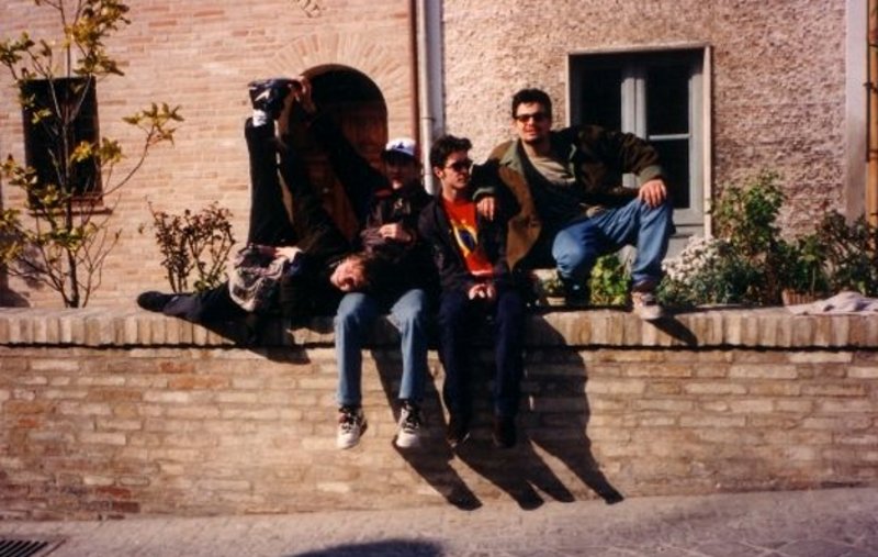 Lele Sacchi (con la maglietta rossa di Screamadelica) & friends a Pavia nel 1993