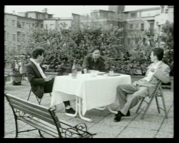 Philippe Parreno (con Carsten Holler e Rirkrit Tiravanija) , "Vicinato" (frame dal film). Courtesy Studio Guenzani, Milano