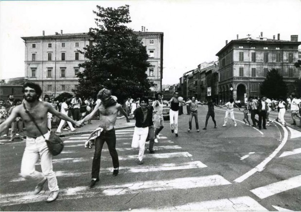 26 giugno 1982 - Girotondo attorno al Cassero di Porta Saragozza in occasione dell’inaugurazione (foto Ugo Bonessi).