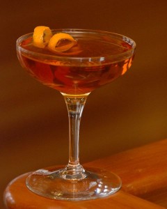 Ampersand: Gin Old Tom, Cognac, Anselmo Rosso, Grand Marnier, Orange bitter. Un cocktail del Vermouth Anselmo che ha il nome di un carattere tipografico, la "&"