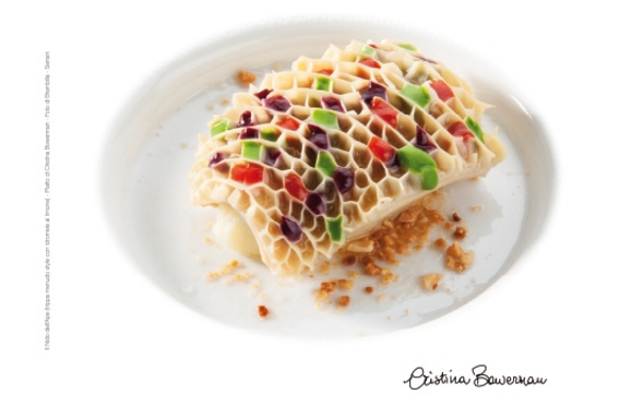 To Bee or not to Bee, il piatto di Cristina Bowerman - chef di Glass Hostaria a Roma - che ricorda l'alveare delle api - scelto come immagine simbolo di Identità Milano