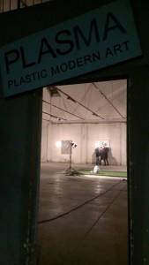 L'ingresso della galleria d'arte del Plastic con uno scorcio della nuova mostra curata da Nicola