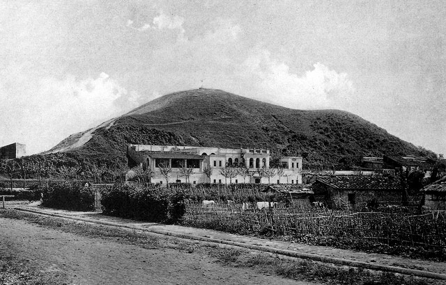 Il Monte dei Cocci in una foto d'epoca.