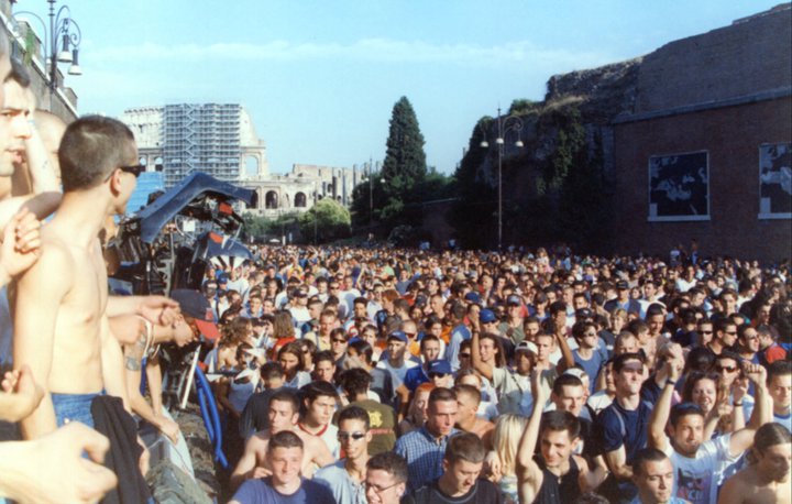 La Street Parade del '97 su via dei Fori Imperiali. Si ringrazia Claudio Rosato per la foto.