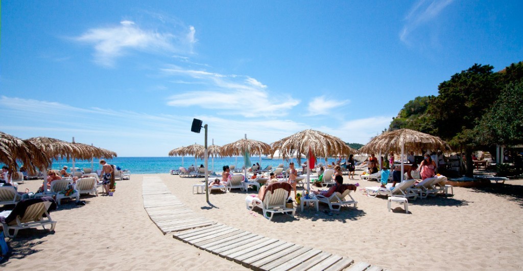 Cala Jondal a Ibiza: la spiaggia riunioni di Max e Drago