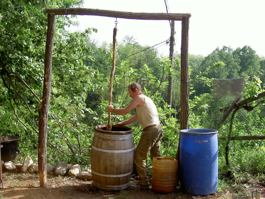 Tecniche vinicole legate alla terra e impostate al suo rispetto, per la produzione dei vini della Cascina degli Ulivi