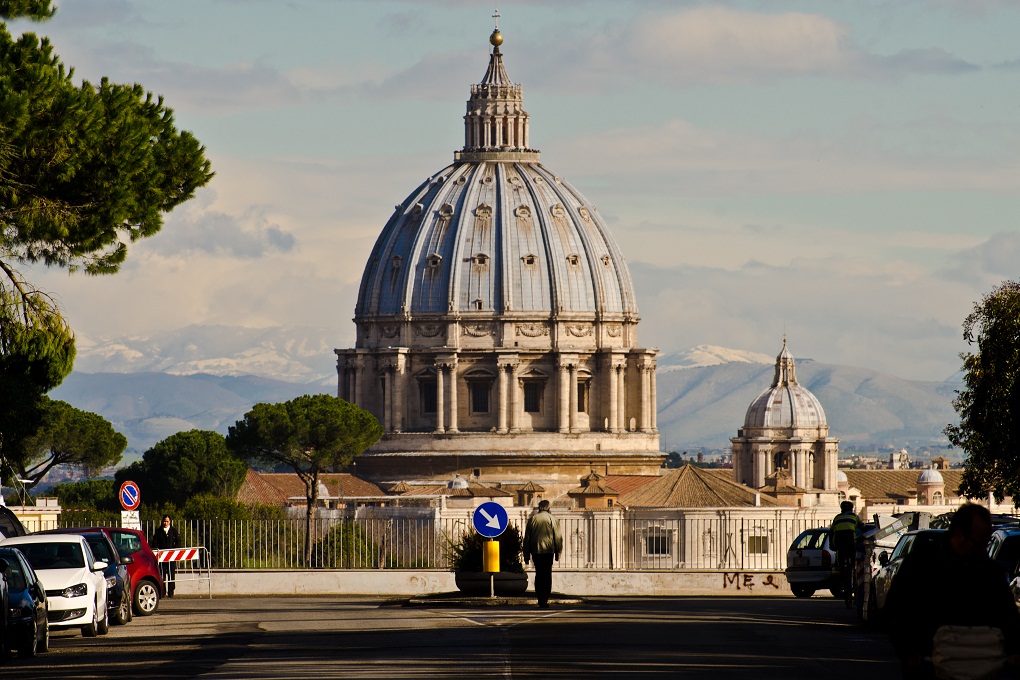 La  cupola di San Pietro nel gioco prospettico di via Piccolomini.