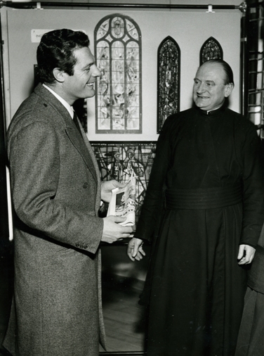 Padre Favaro e Marcello Mastroianni: nel 1960, al San Fedele si era tenuta l'anteprima de "La dolce vita"