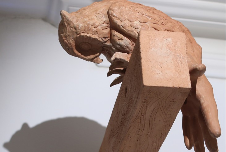 Nico Vascellari, Through a Hole, 2015; Terracotta patinata a cera, ferro; 190 x 85 cm. Courtesy dell’artista; veduta dell’installazione presso Estorick Collection, Londra; Foto: Claudia Zanardi.