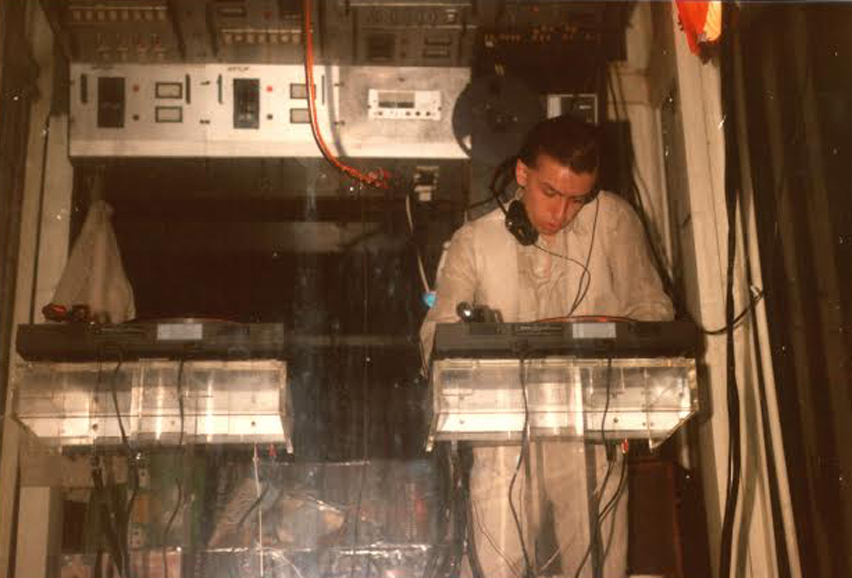 1977, Daniele Baldelli in consolle nell'ascensore della Baia degli Angeli.