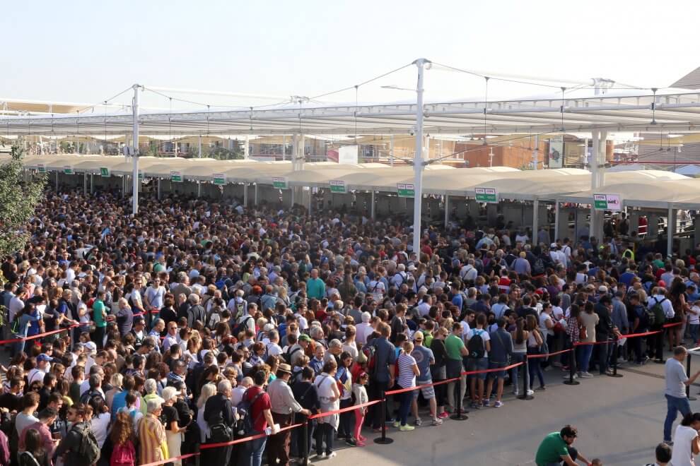 Folla di gente che voleva  incontrarsi ad Expo 2015