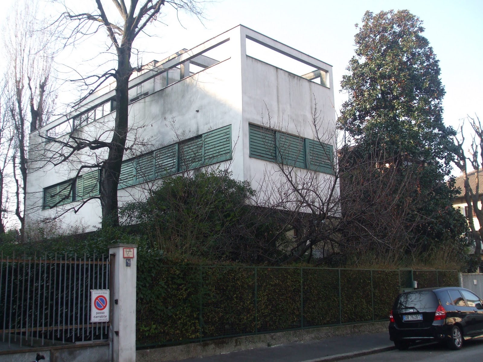 Villa Figini dell'architetto Luigi Figini, detta anche la "casa palafitta", visibile ancora oggi al villaggio dei giornalisti a Milano