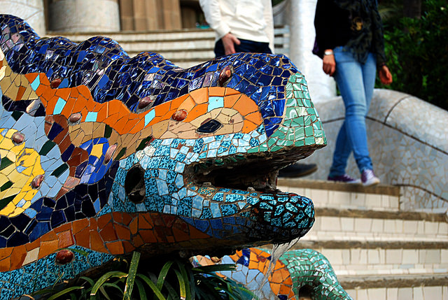 Il genio di Gaudí in uno dei dettagli più famosi del Parc Güell di Barcellona da lui progettato. 