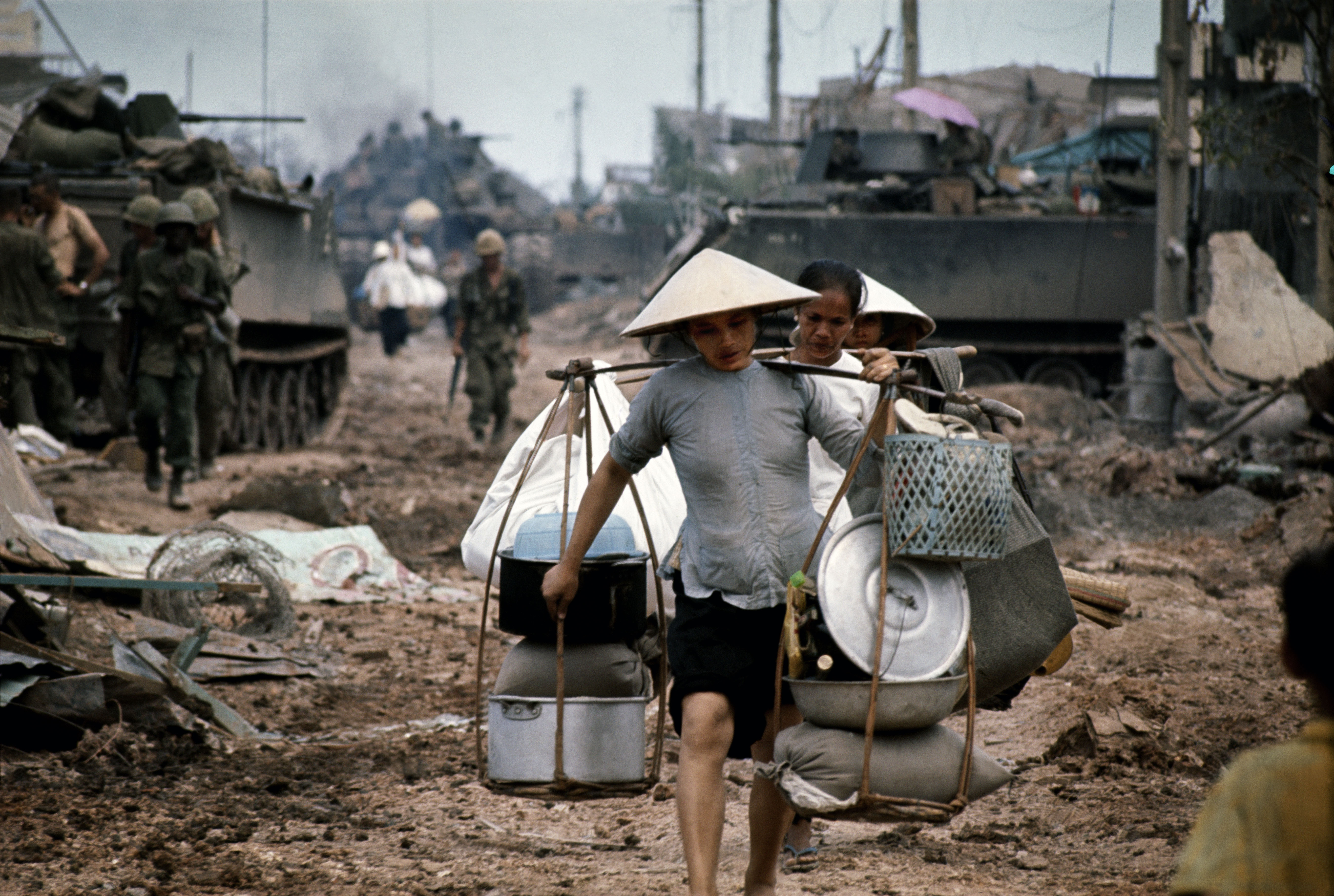 Philip Jones Griffiths, Refugees in Saigon during the fighting in May. Saigon. Vietnam. 1968 @ Magnum Photos