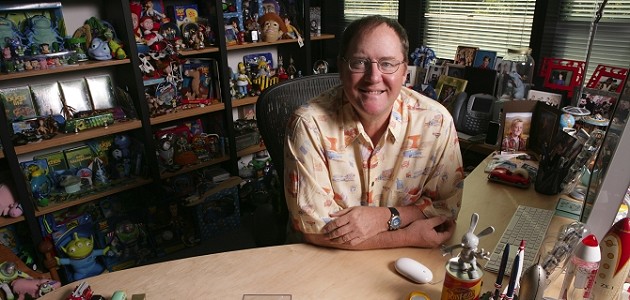 John Lasseter nel suo studio con una delle sue famose camicie