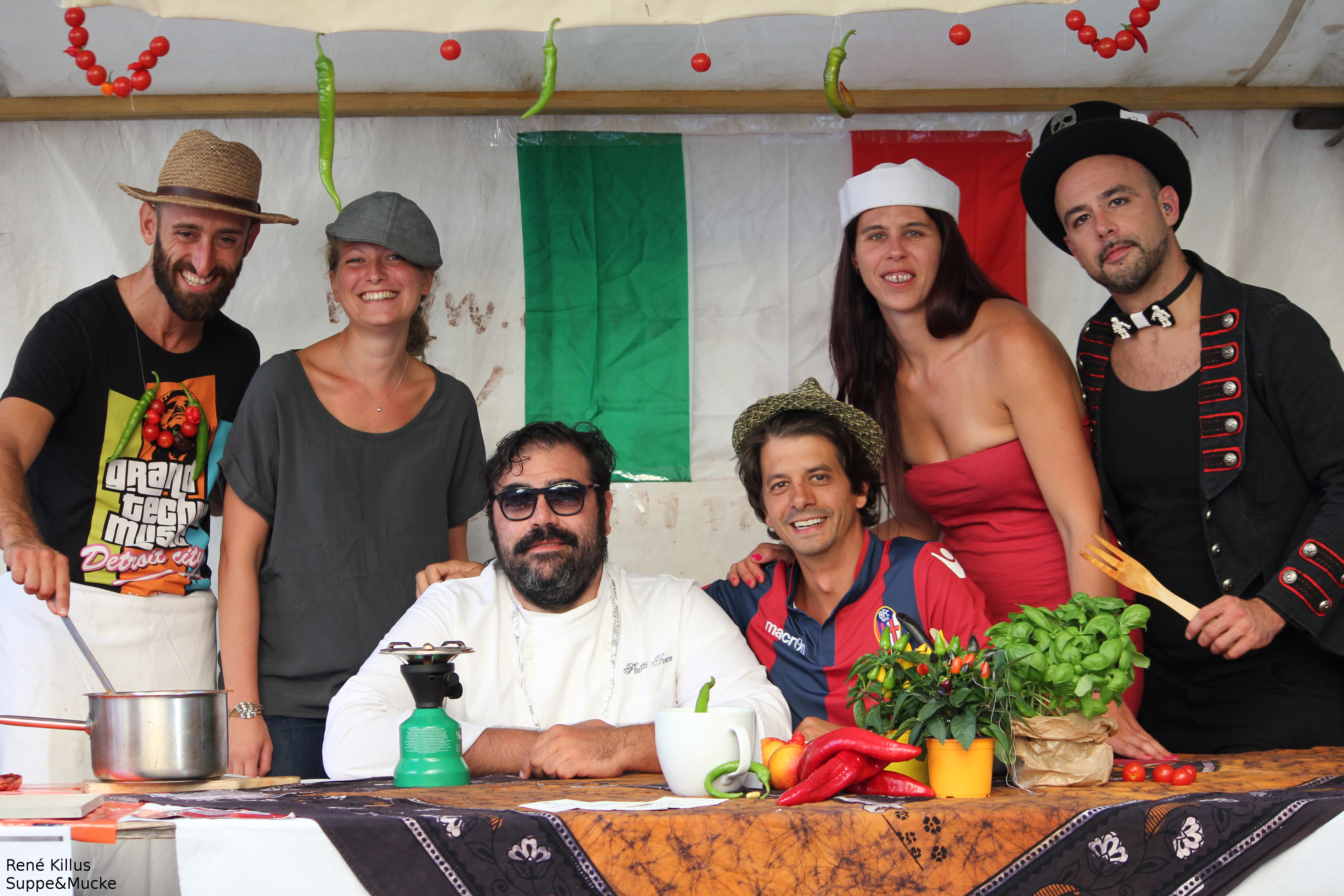 Il gruppo vincitore della Giuria Popolare 2015 con “Il Gran Bailani”, zuppa creata da Ivan Poletti. Qui fotografati al Festival della Zuppa di Berlino, vincitori del primo premio 2015