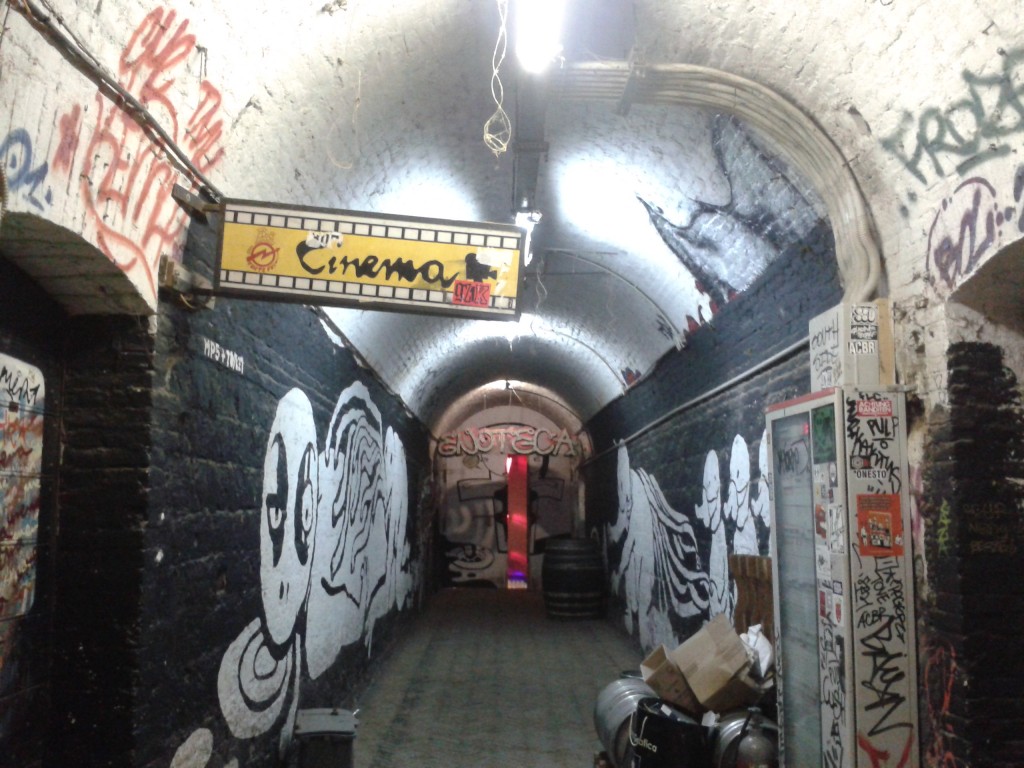 La parte conclusiva del tunnel centrale del Forte, con la sala cinema in primo piano e l'enoteca in fondo.