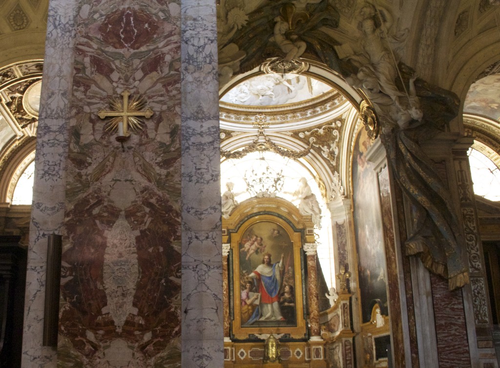 Un particolare dei marmi sulle colonne della chiesa di San Luigi dei Francesi.
