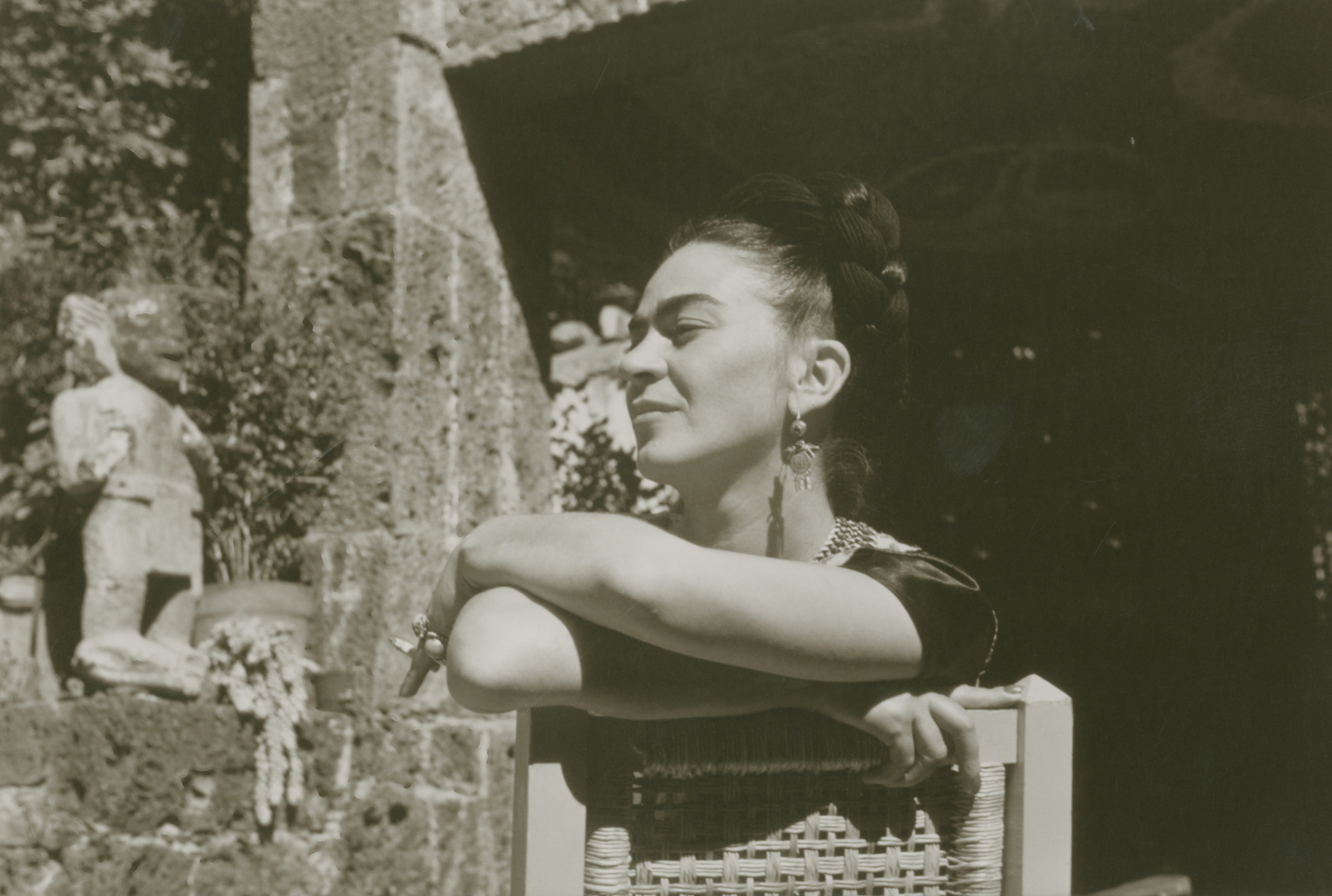 Frida Kahlo a Coyoacán. Foto di Gerardo Suter