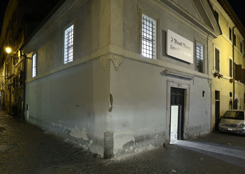 La galleria Sant'Andrea de Scaphis  vista dai vicoli di Trastevere.