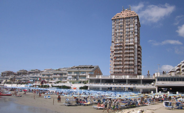 La spiaggia di Nettuno, con la torre dell'Hotel Scacciapensieri sullo sfondo.