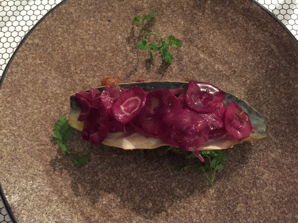 Sgombro marinato confit alle spezie Colombo con caponata e cipolla rossa sottaceto