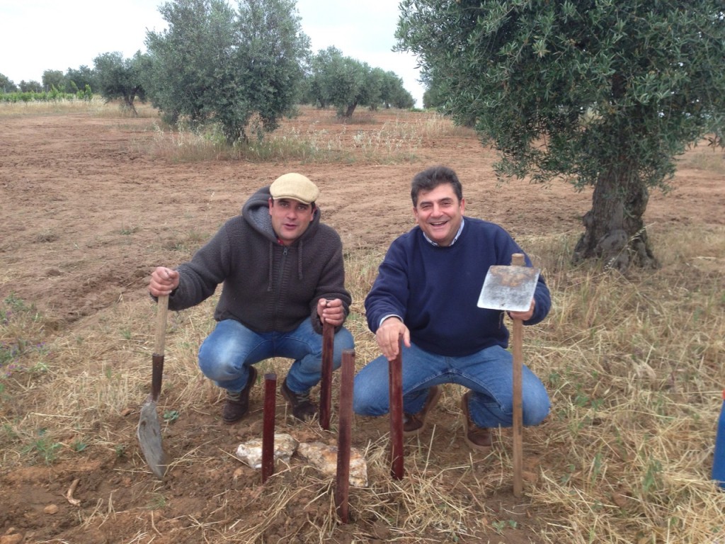 Luis e Amurrio, consulente con esperienza in agricoltura biodinamica della società Tierra Viva
