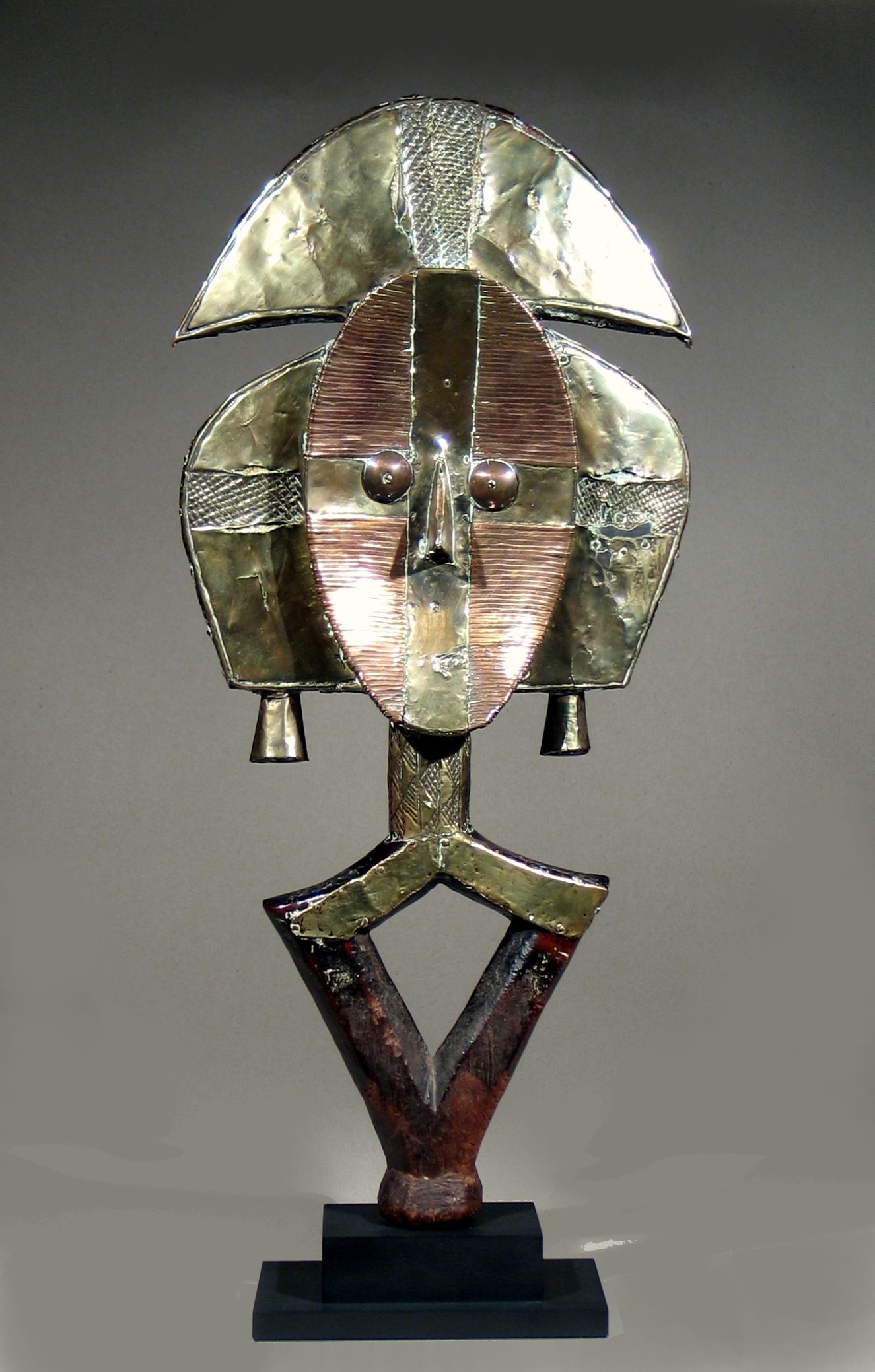 Kota (Gabon), figura di reliquario mbulu ngulu, Legno con patina d’uso, lamine in rame e ottone, ferrature, 57 cm, Collezione Elio ed Onda Revera
