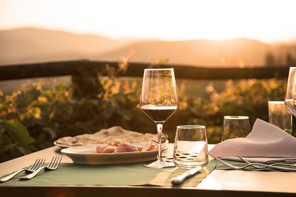 La terrazza dove rilassarsi mangiando prodotti tipici e bevendo un calice di vino 
