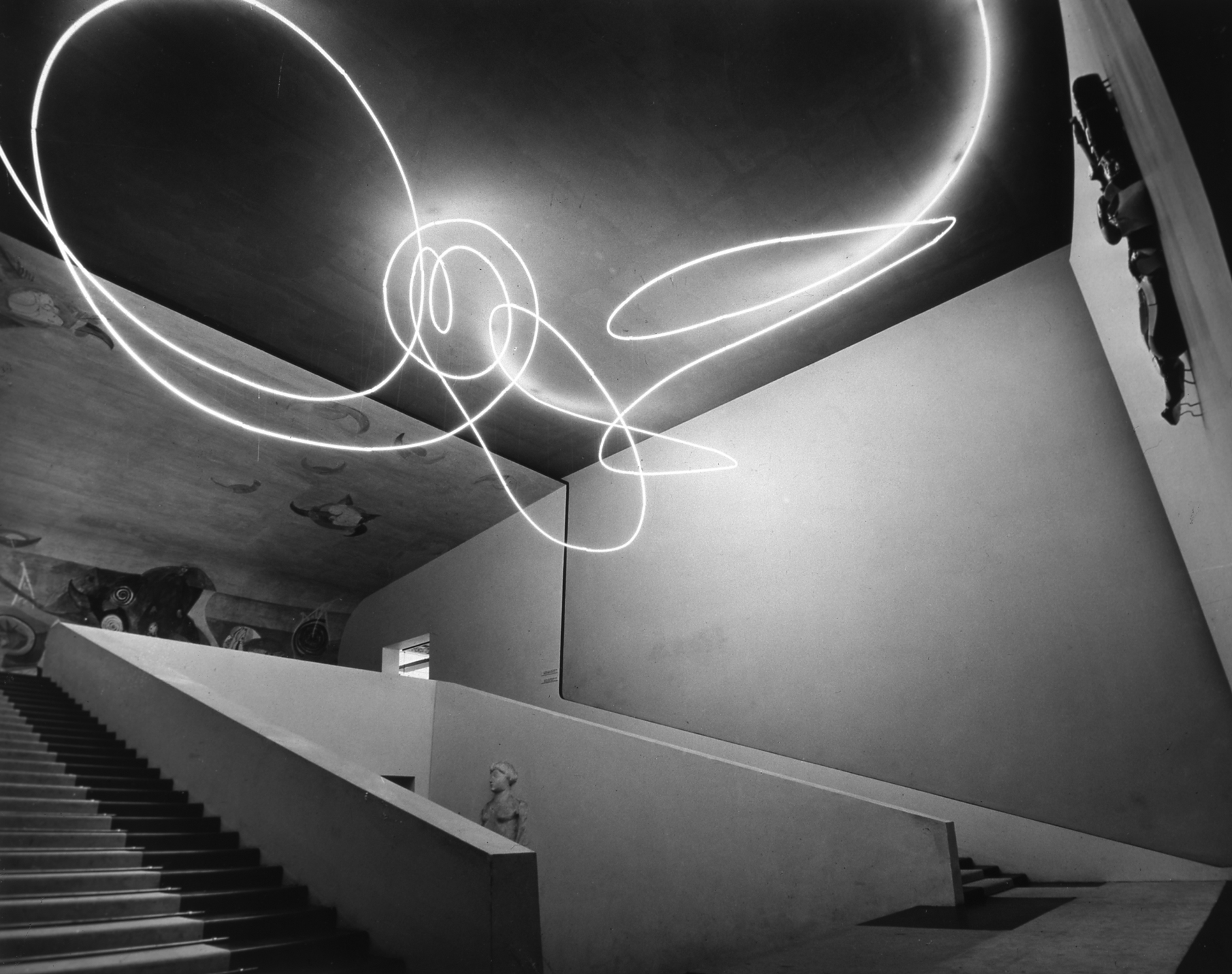 Lucio Fontana Struttura al neon per la IX Triennale di Milano, 1951 Tubo di cristallo con neon bianco © Fondazione Lucio Fontana, Milano