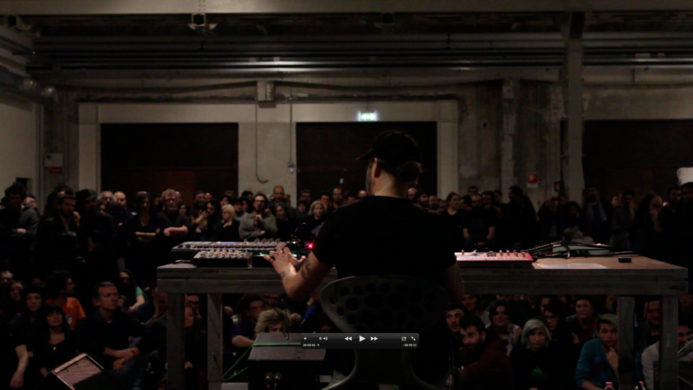 Mindfall, live di MIka Vainio, Pirelli HangarBicocca, Milano, 2014. Courtesy Pirelli HangarBicocca, Milano.