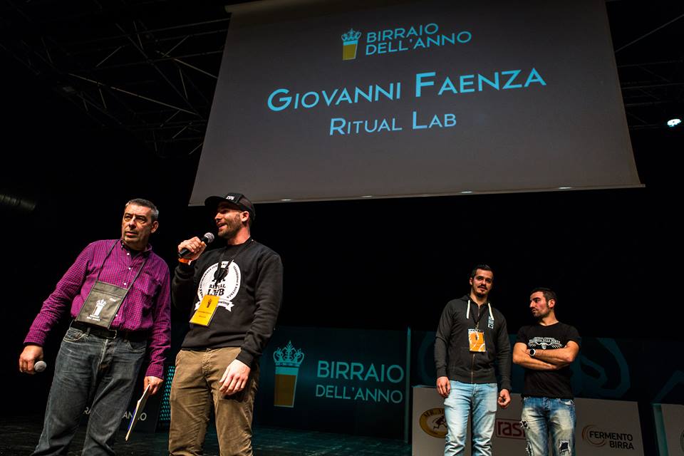 Lorenzo "Kuaska" Dabove premia Giovanni Faenza.