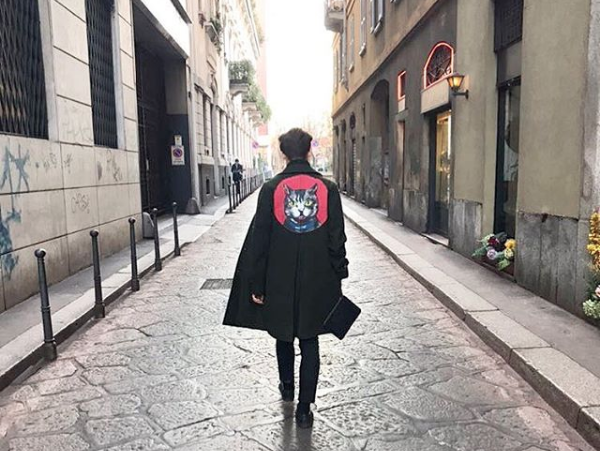 Thomas in giro per il centro di Milano