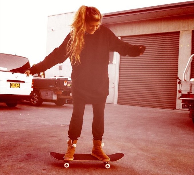 Veronica che impara a skateare in Australia