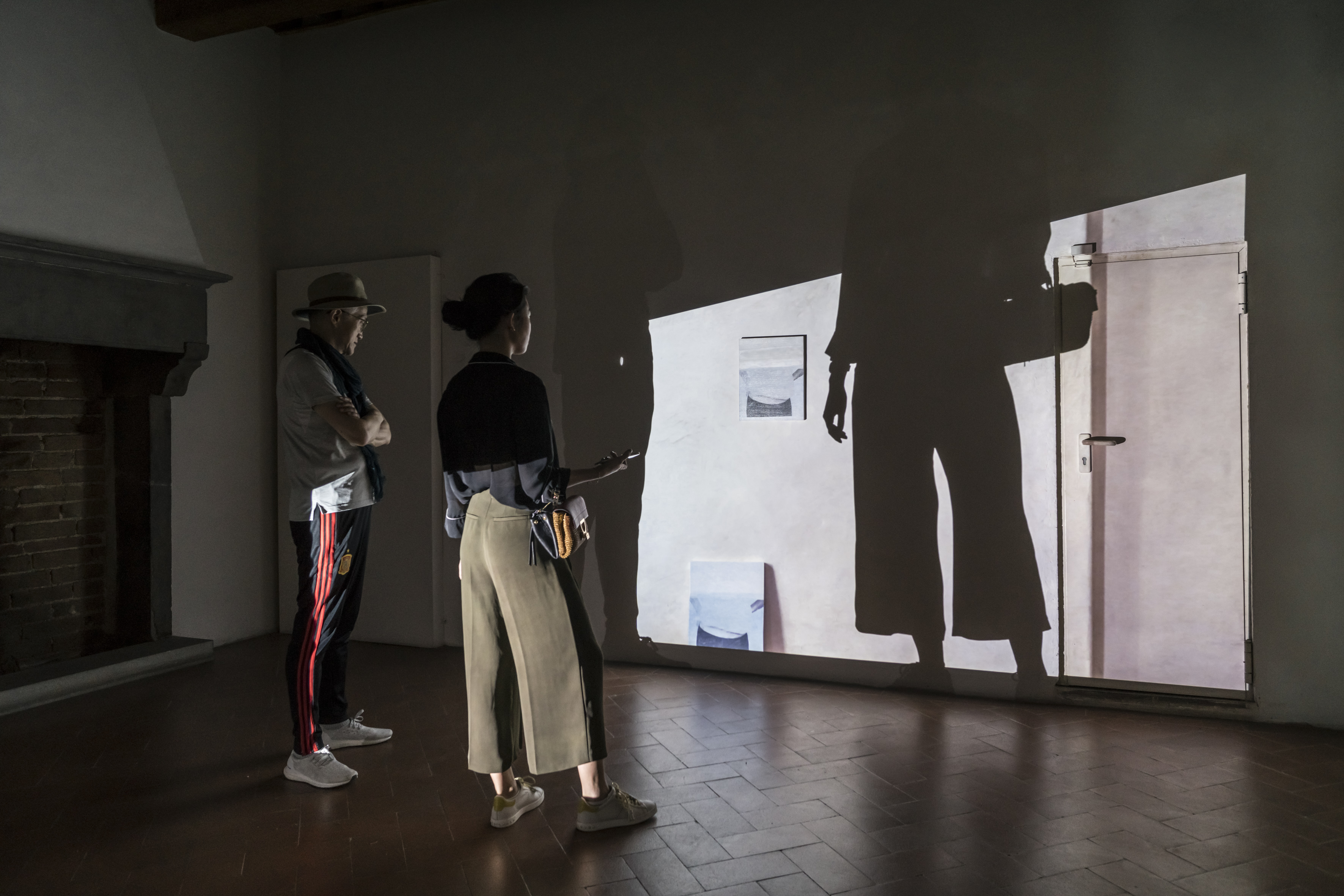 Lee Kit, Linger on, your lit-up shade, Casa Masaccio Centro per l'Arte Contemporanea. Veduta della mostra. Foto OKNOstudio.